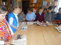 Участники Акции просматривают книги о войне с выставки в Знаменской поселенческой библиотеке