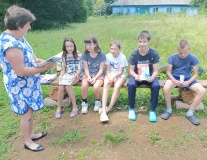 Литературные посиделки «С книжкой на скамейке»