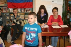 Ребята из детского сада читают стихи о российском флаге