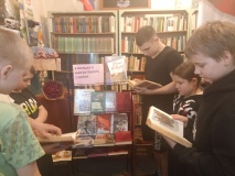 Обзор книжной выставки "В сердцах и книгах память о войне"